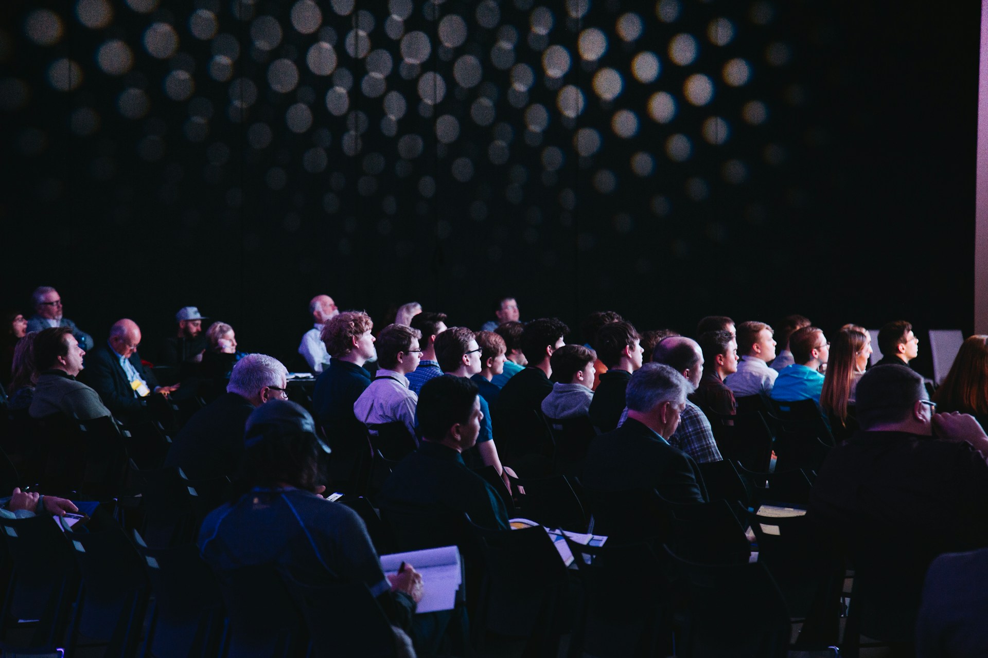 Conferencia LATAM IA — audiencia y escenario